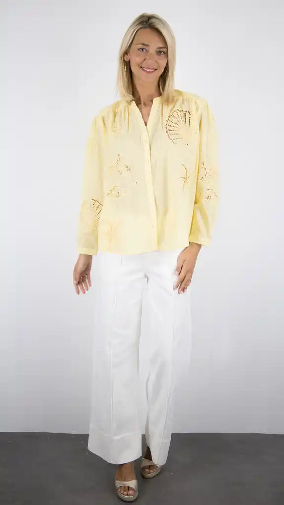 BLOUSE LA PETITE ÉTOILE EN COTON, AVEC BOUTON ET COL V, DES BRODERIES ANGLAISES #COLOR_60/JAUNE