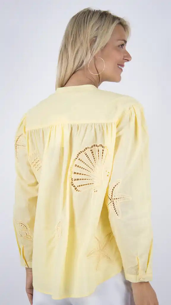 BLOUSE LA PETITE ÉTOILE EN COTON, AVEC BOUTON ET COL V, DES BRODERIES ANGLAISES #COLOR_60/JAUNE