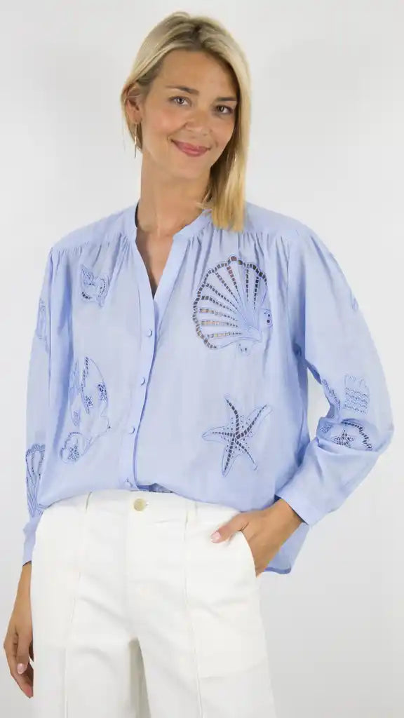 BLOUSE LA PETITE ÉTOILE EN COTON, AVEC BOUTON ET COL V, DES BRODERIES ANGLAISES #COLOR_20/BLEU