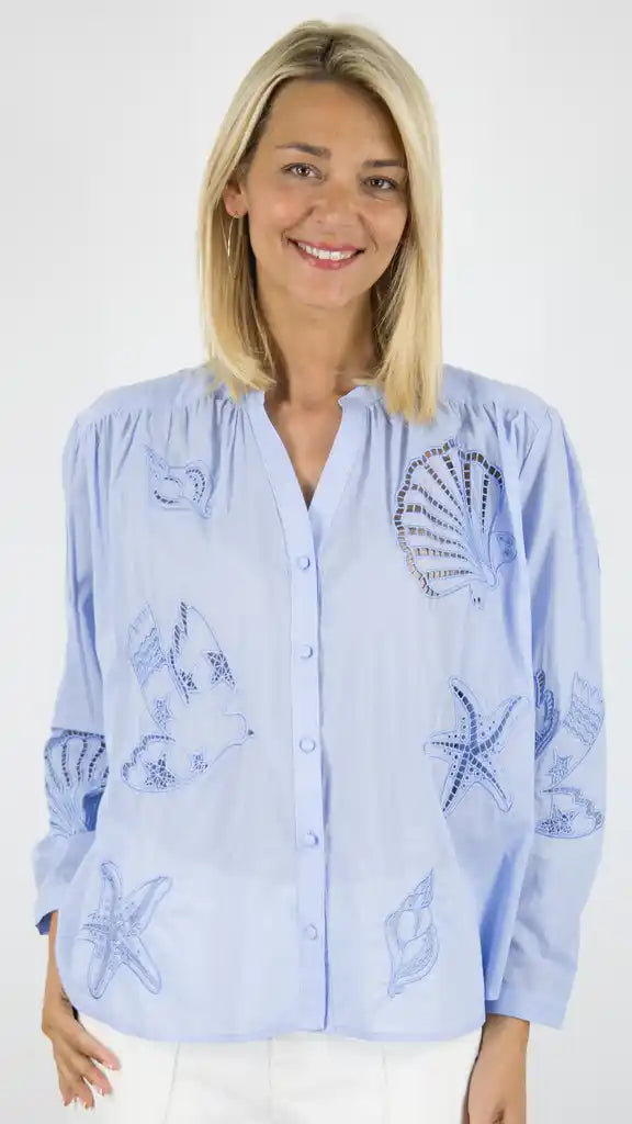 BLOUSE LA PETITE ÉTOILE EN COTON, AVEC BOUTON ET COL V, DES BRODERIES ANGLAISES #COLOR_20/BLEU